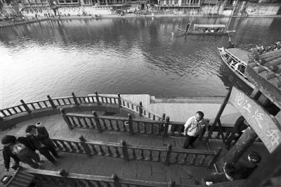 16日，湖南省長沙市，連日來，鳳凰景區(qū)游客稀少，商戶收入減少。