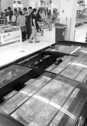 新街口某超市羊肉卷柜臺無人問津。