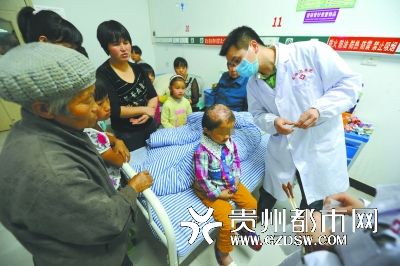 醫(yī)生為小麗作檢查。