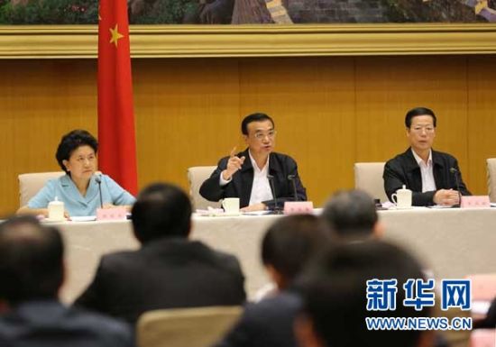 　5月13日，國務(wù)院召開全國電視電話會(huì)議，動(dòng)員部署國務(wù)院機(jī)構(gòu)職能轉(zhuǎn)變工作。中共中央政治局常委、國務(wù)院總理李克強(qiáng)發(fā)表講話。 新華社記者劉衛(wèi)兵 攝