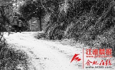 2月21日，媽媽帶著小雪離開了村子。 晨報(bào)記者 高博 攝