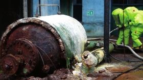 5月19日，中鹽湖南株洲化工集團(tuán)有限公司廠區(qū)，消防戰(zhàn)士穿著重型防化服對(duì)泄漏點(diǎn)及周圍進(jìn)行處置。圖/讀者高先生