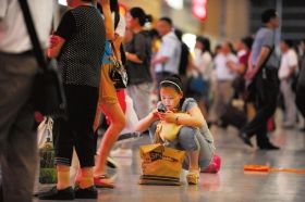 5月26日，武廣高鐵長沙南站，因為高鐵設(shè)備故障，滯留了大量旅客。圖/記者李坤