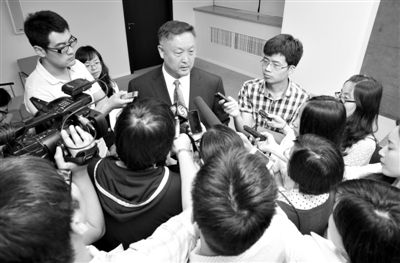 6月5日，商務(wù)部新聞辦公室召開“中歐光伏產(chǎn)品貿(mào)易摩擦”專題發(fā)布會(huì)。發(fā)布會(huì)結(jié)束后，中國機(jī)電產(chǎn)品進(jìn)出口商會(huì)會(huì)長張鈺晶接受記者采訪。新京報(bào)記者