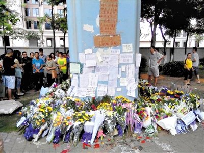 　昨日，廈門市民在BRT的橋墩下放上鮮花悼念逝者。新京報記者 郭鐵流 攝