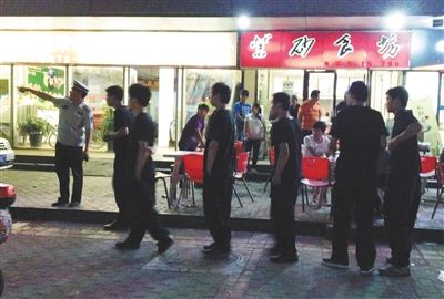 6月13日晚10點，朝陽區(qū)國美第一城附近，一名城管隊員帶領(lǐng)一隊協(xié)管例行巡查街邊大排檔。新京報記者 尹亞飛 攝