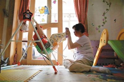 6月14日，未婚媽媽于軍的家里，她正在陪女兒悅悅玩耍。悅悅4歲了，因為沒有爸爸的信息而始終上不了戶口。