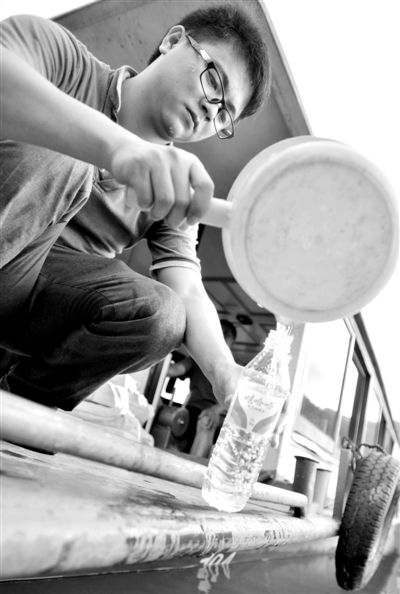 昨日，合面獅段水域，工作人員在取水檢測。據(jù)新華社