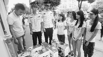 “美女執(zhí)法”。