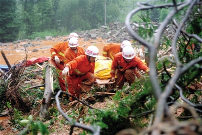 昨日，消防隊(duì)員在四川省都江堰市中興鎮(zhèn)三溪村滑坡現(xiàn)場運(yùn)送遇難者遺體。新華社記者 薛玉斌 攝