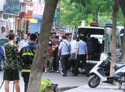 女童安全獲救后，嫌疑人被制服并由民警押出餐館。新華社發(fā)