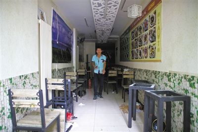 發(fā)生女童劫持事件的面館，事后現(xiàn)場一片狼藉。新京報(bào)記者 周崗峰 攝