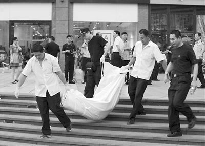 昨日,朝陽(yáng)區(qū)青年路大悅城東側(cè),一男子持刀行兇致兩人死亡。經(jīng)初步審查,嫌疑人自稱孝某(男,27歲,山東省沂水縣人),有精神病。目前,北京警方正聯(lián)系兩名受害人的親友。新華社發(fā)