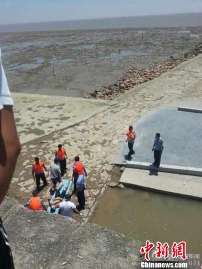 圖為網(wǎng)友@龍眼看新聞提供的溺水事故救援現(xiàn)場。 網(wǎng)友@龍眼看新聞 攝