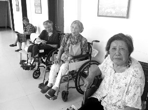 13個(gè)老人中，年齡最大的已經(jīng)99歲