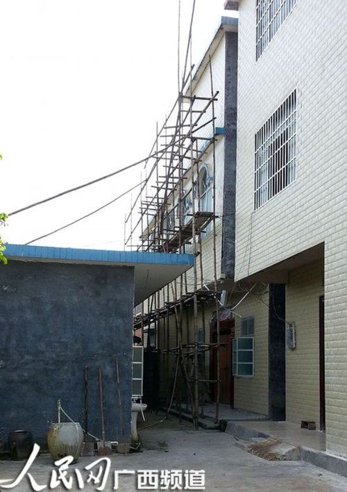 何某某的家門緊鎖，23日晚家人連夜搬家，現(xiàn)在去向不明