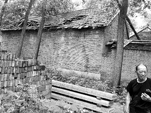 嫌疑人父母時(shí)常外出反映問(wèn)題，家里的房子已破爛不堪。