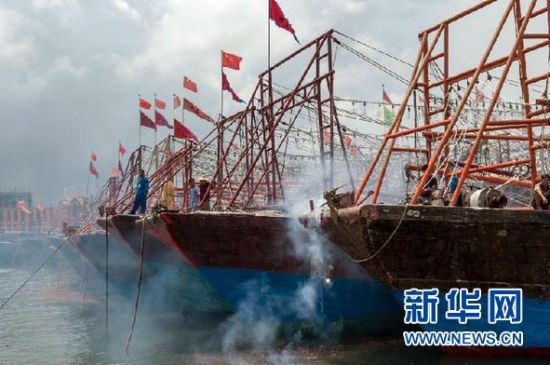 2013年8月1日 南海開(kāi)漁日 臨高迎新港 8月1日，海南省臨高縣漁民在船上鳴放鞭炮慶祝武蓮港開(kāi)港。