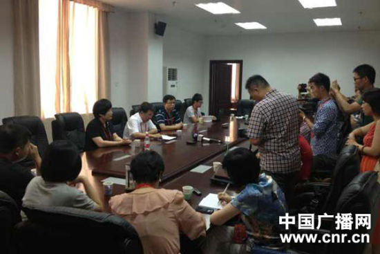 試卷原件展示前向媒體說明情況，并要求媒體不能拍照或攝像