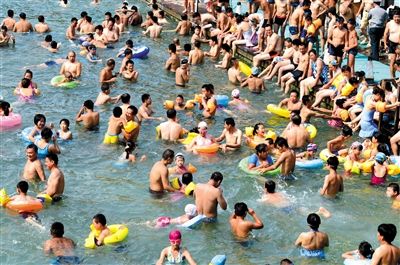 昨日，濟(jì)南市最高氣溫超過37℃，位于市區(qū)黑虎泉畔的泉水浴場(chǎng)免費(fèi)開放。