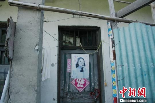 圖為嫌犯租住的民房，當(dāng)天受害人即攀在門上的窗口對外呼救。 吳佳蔚 攝