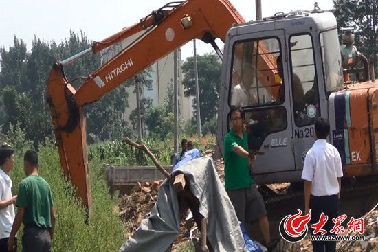 陳寶成手持自制刀斧守在挖掘機旁阻止便衣民警靠前。（視頻截圖）