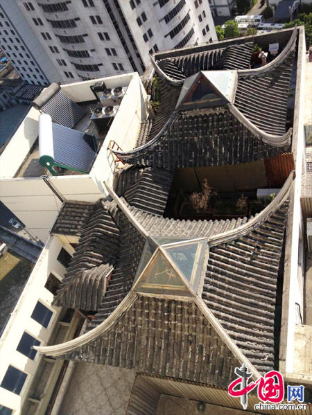 2013年8月14日，江蘇蘇州蘇州市三香大廈高樓18層樓頂東側(cè)陽臺(tái)上的“蘇州園林”式別墅，兩座涼亭和兩道回廊，飛檐翹角，一派蘇州園林的氣勢(shì)。中國網(wǎng)圖片庫李俊鋒攝影