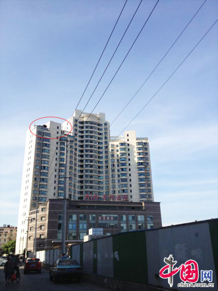 2013年8月14日，江蘇蘇州蘇州市三香大廈高樓18層樓頂東側(cè)陽臺(tái)上的“蘇州園林”式別墅，兩座涼亭和兩道回廊，飛檐翹角，一派蘇州園林的氣勢(shì)。中國網(wǎng)圖片庫李俊鋒攝影