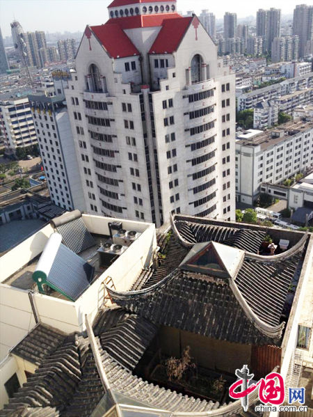 2013年8月14日，江蘇蘇州蘇州市三香大廈高樓18層樓頂東側(cè)陽臺(tái)上的“蘇州園林”式別墅，兩座涼亭和兩道回廊，飛檐翹角，一派蘇州園林的氣勢(shì)。中國網(wǎng)圖片庫李俊鋒攝影