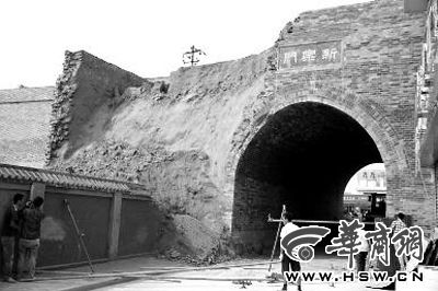 昨日上午9時左右，工人在倒塌處重新裝上護(hù)欄。實習(xí)記者 楊虎元 攝