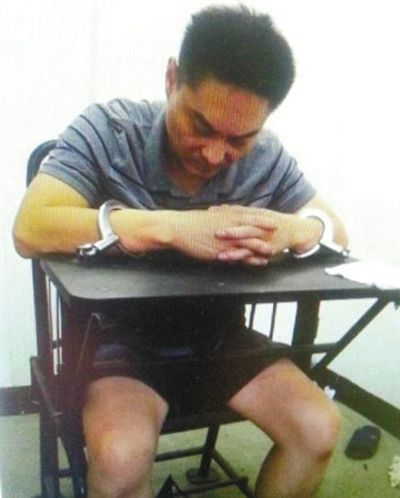 韓磊被控制時接受警方訊問。本組圖片為視頻截圖