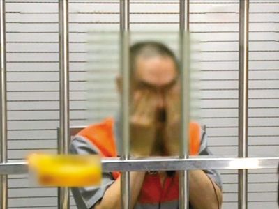 韓磊掩面哭泣。