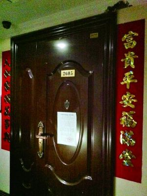 拆除公告昨天仍貼在2605號(hào)大門上。