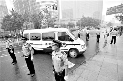 　　昨日早上,押解李某某的車隊開進法院。當日,李某某等5人涉嫌強奸案在海淀法院不公開審理。本版攝影/新京報記者 王貴彬