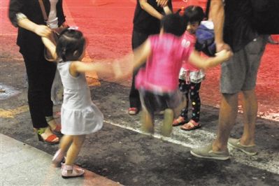 2012年8月1日晚，北京兒童醫(yī)院，三個(gè)來(lái)自廊坊的小女孩在玩耍，她們都被幼兒園老板性侵害。本版攝影/新京報(bào)記者 尹亞飛