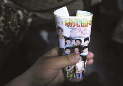 2012年8月1日，事發(fā)幼兒園一受害女童展示班級(jí)合影。