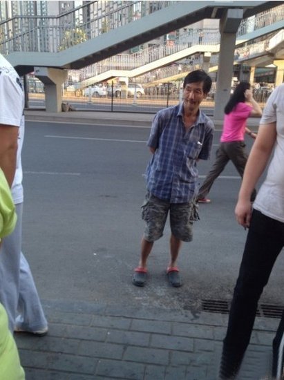 搶嬰男子站在一旁。