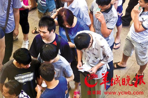 挎腰包的“黃?！狈职l(fā)一輪“任務(wù)”后，自己也開(kāi)始整理“炒號(hào)”簽條