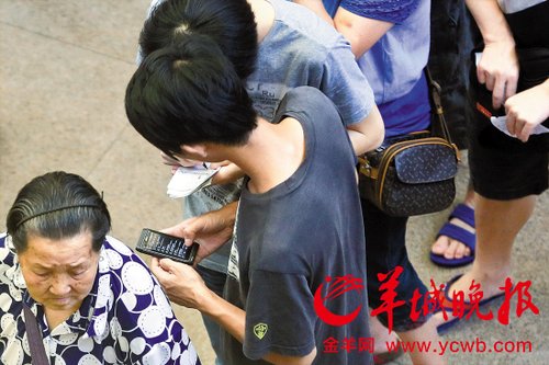 排隊(duì)的“黃?！备魇謭?zhí)一疊白紙，上面寫(xiě)好了要掛號(hào)的人的信息，包括姓名、電話、要掛的科室等。穿黑白花紋衣服的老婆婆正在排隊(duì)掛號(hào)