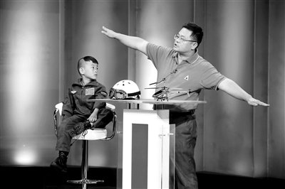 9月6日，“鷹爸”和多多在北京科影制片廠錄制一檔節(jié)目。