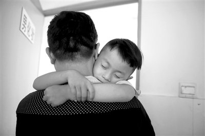 9月6日，“鷹爸”抱著多多去化妝間，準備錄制節(jié)目。