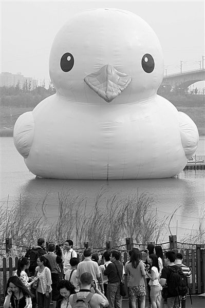 前日，大黃鴨首秀時，皮膚發(fā)皺、嘴巴尖尖朝下嘟，顯得頗為“委屈”。