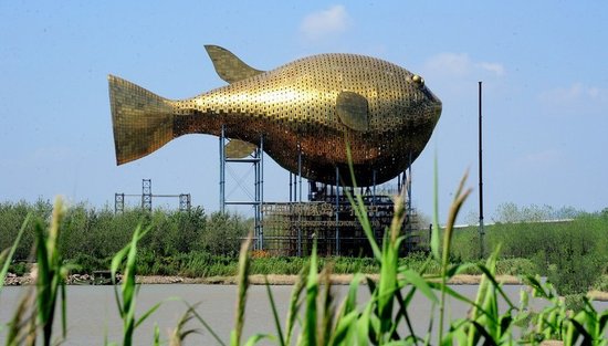 昨天，揚中市西沙島，正在施工的河豚塔金光閃閃