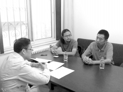 9月13日下午，雷闖(中)與父親在國家衛(wèi)計(jì)委遞交建議信，與衛(wèi)計(jì)委工作人員交流?！±钻J供圖