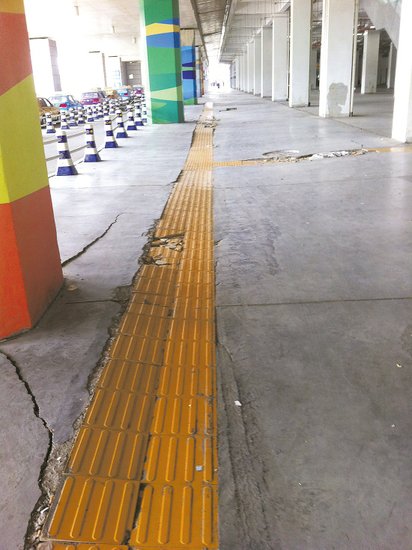 在溫嶺火車站架空層，由于沉降產(chǎn)生的裂縫到處可見。