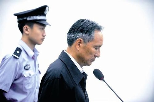 圖為：10日，張曙光在北京市第二中級人民法院接受庭審 新華社發(fā)