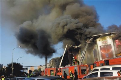 11日，蘋(píng)果園喜隆多商場(chǎng)，火災(zāi)現(xiàn)場(chǎng)濃煙滾滾。新華社發(fā)