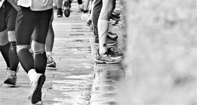 昨日，2013年北京馬拉松，因流動(dòng)廁所和公廁有限，很多選手都“就地解決”，地面上“水”流成河。