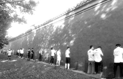 網(wǎng)友上傳的“北馬”選手集體“尿紅墻”圖片。