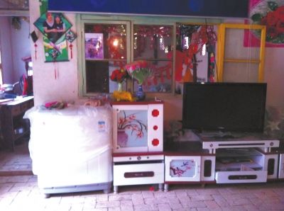 麻永東屋里的家具電器仍是嶄新的。